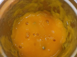 3、芒果披萨,1/3芒果粒捣泥。