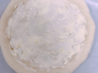 4、芒果披萨,披萨饼底上先抹上一层奶油奶酪。