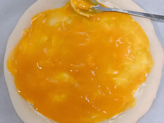 5、芒果披萨,再抹上一层薄薄的芒果泥。