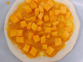 6、芒果披萨,再铺上芒果粒。