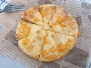 8、芒果披萨,放进烤箱200度15分钟左右即可。