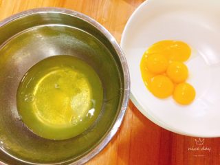 2、鲜果裸蛋糕（最简易的奶油水果蛋糕）,蛋黄与蛋白分离，装蛋白的盆必须要无水无油
