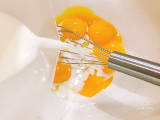 3、鲜果裸蛋糕（最简易的奶油水果蛋糕）,蛋黄加牛奶搅拌均匀