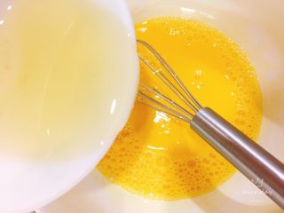 4、鲜果裸蛋糕（最简易的奶油水果蛋糕）,加玉米油后搅拌均匀。