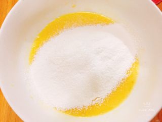 5、鲜果裸蛋糕（最简易的奶油水果蛋糕）,筛入低筋面粉，