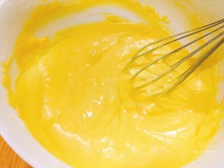 6、鲜果裸蛋糕（最简易的奶油水果蛋糕）,搅拌均匀至无干粉状态，蛋黄糊就做好了。