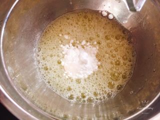 7、鲜果裸蛋糕（最简易的奶油水果蛋糕）,蛋白加柠檬汁，打至出现鱼眼泡时加20克糖粉