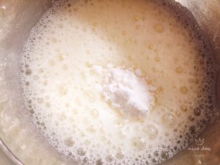 8、鲜果裸蛋糕（最简易的奶油水果蛋糕）,电动打蛋器打至体积膨胀，这时再加入20克糖粉