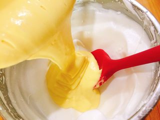 11、鲜果裸蛋糕（最简易的奶油水果蛋糕）,翻拌好的蛋黄糊全部倒入蛋白糊中