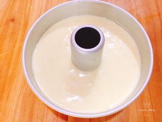 13、鲜果裸蛋糕（最简易的奶油水果蛋糕）,倒入模具，轻震几下模具震出里面的大气泡。