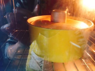 15、鲜果裸蛋糕（最简易的奶油水果蛋糕）,戚风蛋糕就烤好了