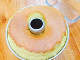 16、鲜果裸蛋糕（最简易的奶油水果蛋糕）,出炉后轻震一下模具立马倒扣，等蛋糕完全凉后再脱模。