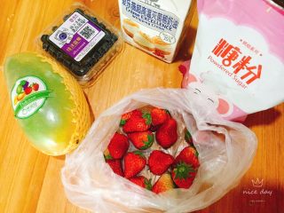 18、鲜果裸蛋糕（最简易的奶油水果蛋糕）,准备好水果，淡奶油，糖粉