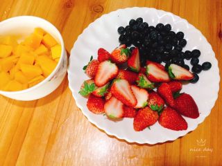 19、鲜果裸蛋糕（最简易的奶油水果蛋糕）,将水果切小块