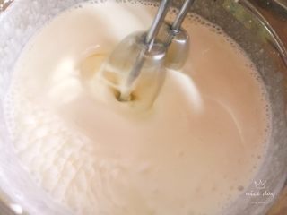 20、鲜果裸蛋糕（最简易的奶油水果蛋糕）,淡奶油加糖打发