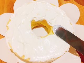 22、鲜果裸蛋糕（最简易的奶油水果蛋糕）,取一片蛋糕片，摸上一圈圈淡奶油，