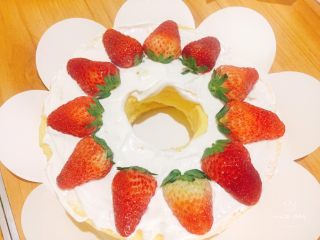 23、鲜果裸蛋糕（最简易的奶油水果蛋糕）,再摆上一层水果。