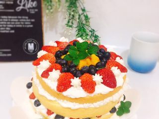 27、鲜果裸蛋糕（最简易的奶油水果蛋糕）,表层用薄荷叶简单装饰下，裸蛋糕就完工了。