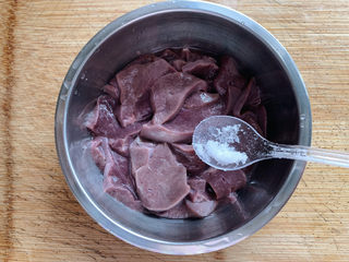 3、酱爆猪肝,切后再次冲洗控干水分，加盐调味