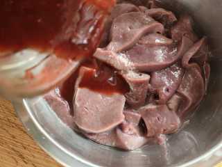 4、酱爆猪肝,加少许腐乳汁提香，然后腌制一小会儿