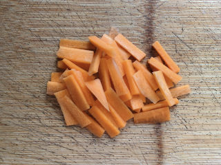 5、酱爆猪肝,胡萝卜切小段