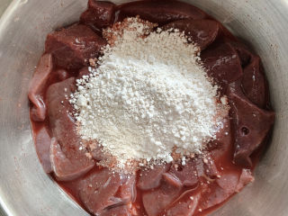 7、酱爆猪肝,猪肝加淀粉拌均匀