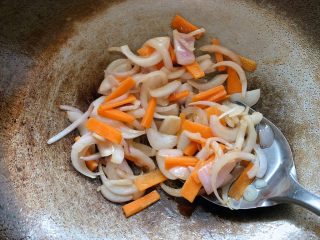 11、酱爆猪肝,中火煸炒至洋葱变软