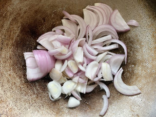 9、酱爆猪肝,下入洋葱翻炒出香味