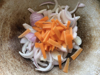 10、酱爆猪肝,加胡萝卜一同翻炒