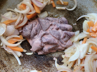 13、酱爆猪肝,高火下入猪肝（我这个是腐乳汁加多了，没沥干入锅所以看起来有点怪怪的）