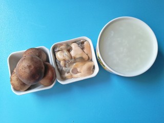 1、牡蛎香菇粥,食材准备好