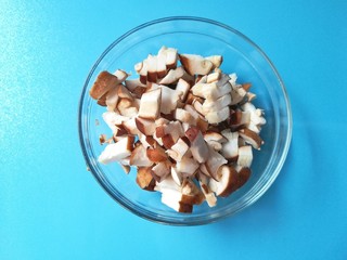 2、牡蛎香菇粥,香菇洗净切丁备用