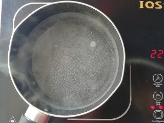 3、牡蛎香菇粥,起锅煮水