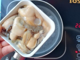 4、牡蛎香菇粥,水开后牡蛎入锅焯水2分钟