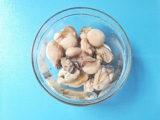 5、牡蛎香菇粥,将焯熟的牡蛎捞出过凉水
