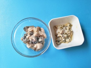 6、牡蛎香菇粥,剪开牡蛎白色肚腩，将黑色内脏全部去除