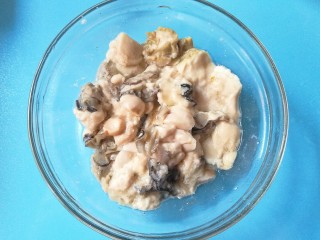 7、牡蛎香菇粥,再将牡蛎切碎