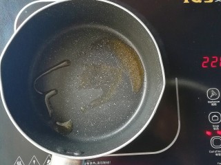 8、牡蛎香菇粥,起锅倒入黑芝麻核桃油