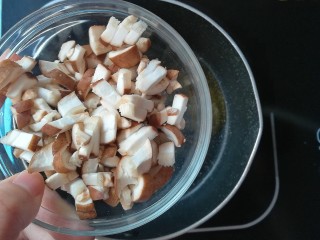 9、牡蛎香菇粥,再倒入香菇爆香炒软