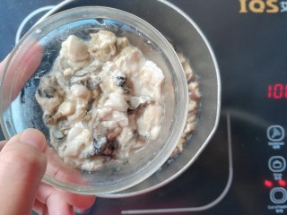 10、牡蛎香菇粥,香菇炒软后加入牡蛎翻炒数10秒