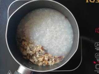 11、牡蛎香菇粥,再倒入白粥，再次煮开后煮2分钟关火出锅