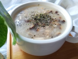 12、牡蛎香菇粥,出锅后撒入海苔粉提味即可