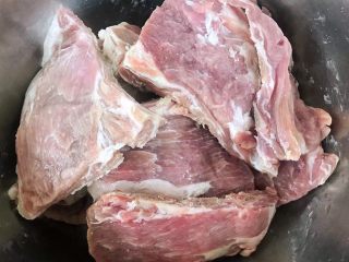 1、排骨时蔬锅,在超市买到新鲜的排骨好开心噢