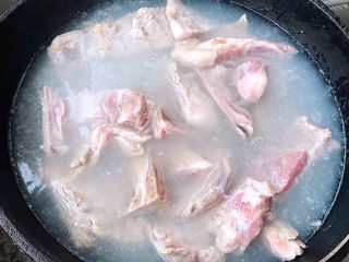 3、排骨时蔬锅,锅中烧开水将排骨焯水焯出油脂和杂质