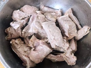 4、排骨时蔬锅,焯好水的排骨立即放入冷水中过凉沥干水份