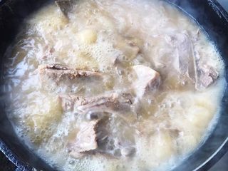 7、排骨时蔬锅,排骨在热情的翻滚着好好香哦