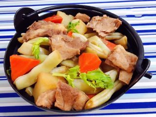 12、排骨时蔬锅,美味的排骨炖时蔬装入容器中