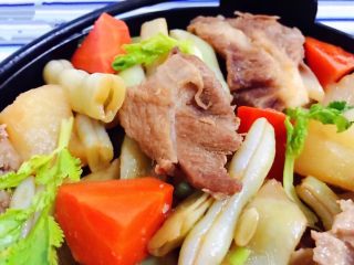 15、排骨时蔬锅,看着好诱人的美味让人难以抗拒