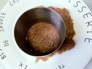 7、牛肉小汉堡,用慕斯圈之类圆形模具，印出圆形。