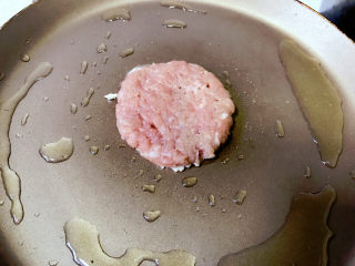 9、牛肉小汉堡,不粘锅上刷点油，中火加热，刮刀将圆形肉饼小心移到不粘锅上，两面煎熟即可。